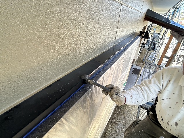 飯田市：出窓上の庇などの鉄部にハケ塗装を行う塗装工