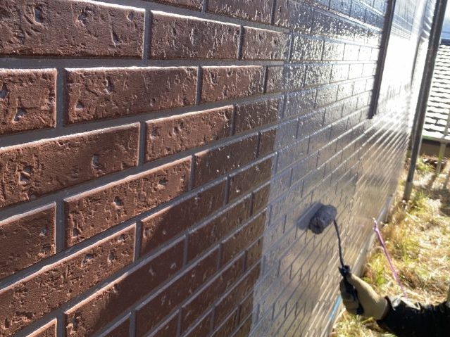 高森町M邸_ローラーで中塗り