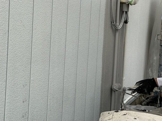 飯島町での外壁・屋根塗装工事のうち、金属サイディングの外壁塗装のようすです