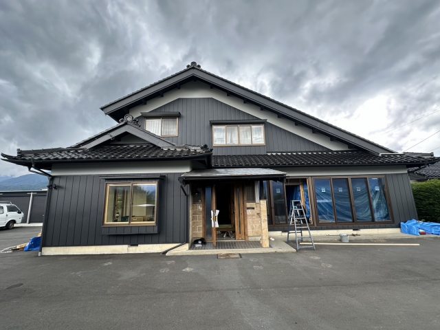 飯島町I邸_外壁塗装完成-玄関側