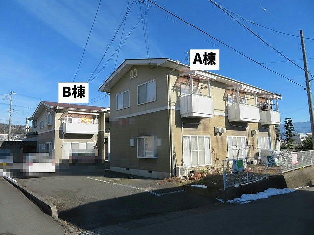 飯田市：2棟のアパートの外壁劣化状況