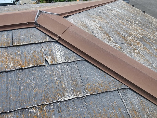 上伊那郡箕輪町：現場調査時にスレート屋根の欠けがある様子