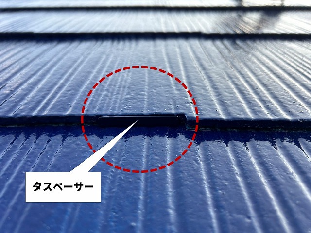 飯田市：屋根材の重なり部に差し込んだタスペーサー