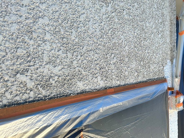 上伊那郡箕輪町のモルタル外壁塗装工事、養生と微弾性フィラーを用いた下塗りの施工