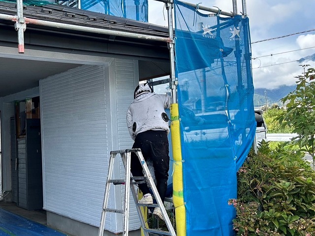 上伊那郡宮田村：エポパワーシーラーを使ってALC外壁に下塗り施工