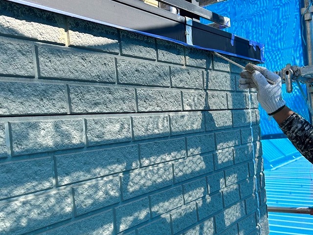 飯田市で劣化が進んだ外壁のメンテナンス、完成後の品質を左右する外壁塗装の下塗り