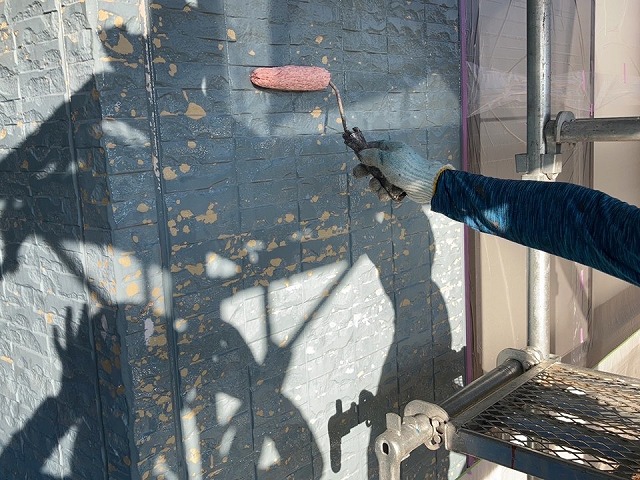 飯田市：外壁サイディングのエポパワーシーラーによる下塗り施工