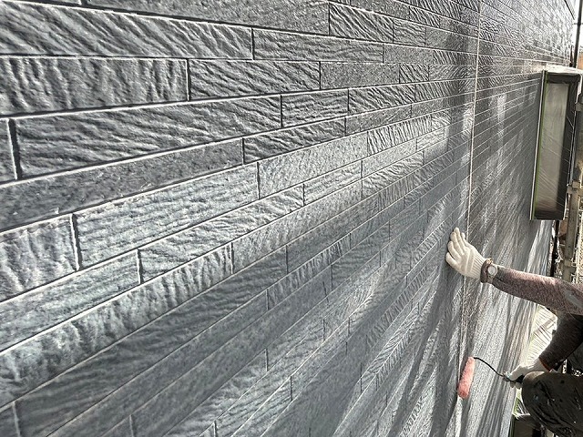 飯田市:劣化で色あせていた外壁サイディングにシーラー下塗り
