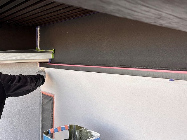 伊那市：モルタル外壁塗装工事の下塗りを行う塗装工