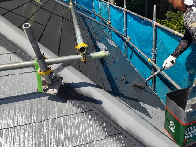 伊那市：スレート屋根塗装工事の中塗りを行う塗装工