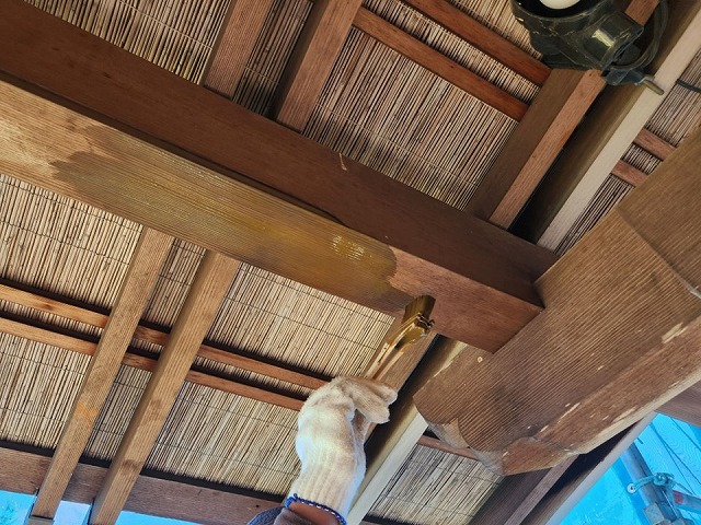 上伊那郡飯島町：軒に使用している木材へ浸透タイプの木材保護塗料を使った塗装工事
