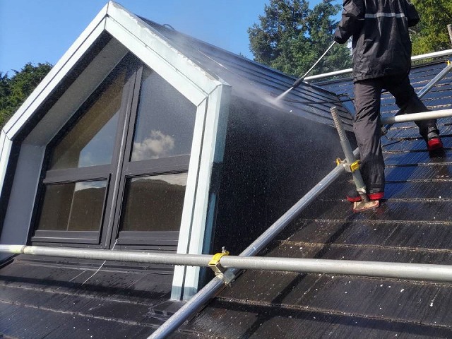 伊那市：屋根塗装のためドーマー部に行った高圧洗浄