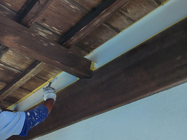上伊那郡飯島町：住宅の外壁漆喰に対するハケ塗装を行う塗装工