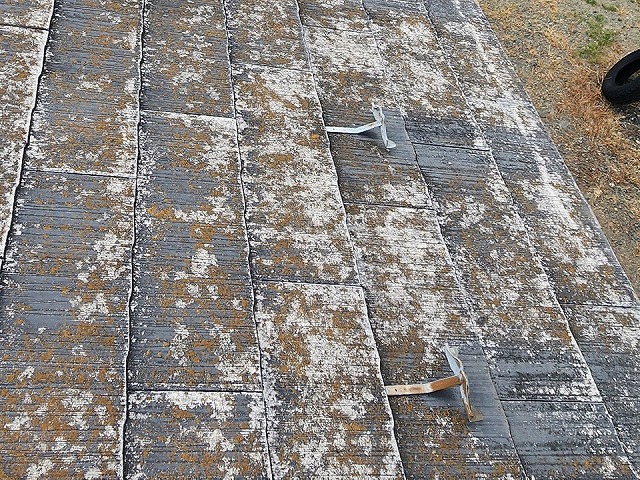 上伊那郡箕輪町：スレート屋根の雪止め金具にサビが発生している住宅