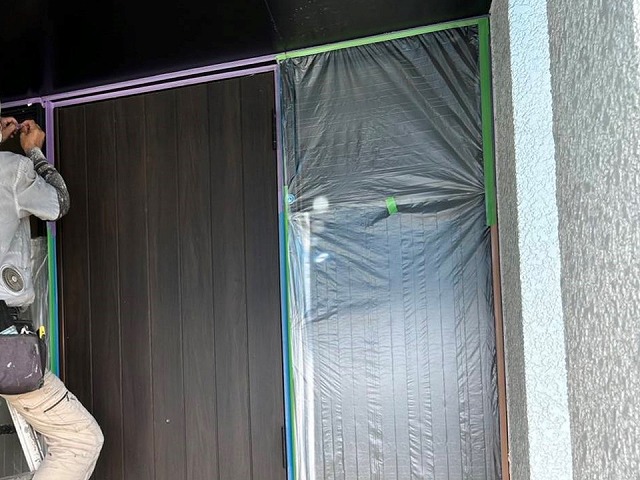 伊那市：玄関ドアに養生を行う塗装工