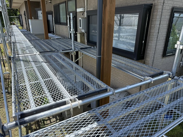 作業床を設置した足場